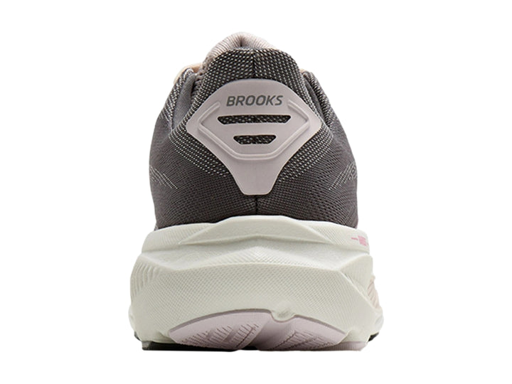 Tenis Brooks Ghost 17 para mujer en color gris oscuro con suela blanca y detalles en rosa.