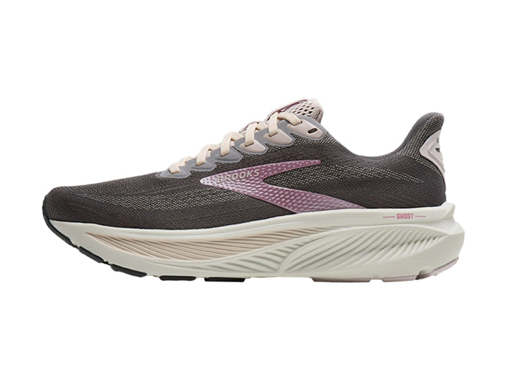 Tenis Brooks Ghost 17 para mujer en color gris oscuro con suela blanca y detalles en rosa.