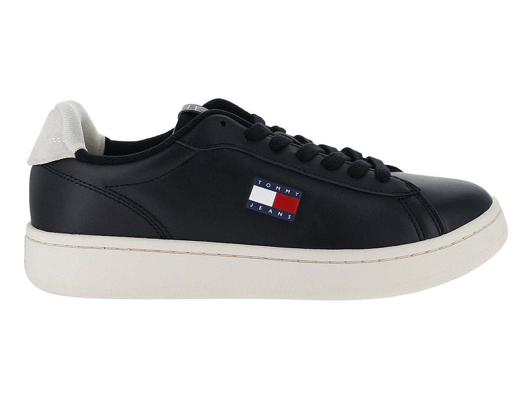 Tenis casuales Tommy Hilfiger color negro con suela blanca y logotipo frontal.