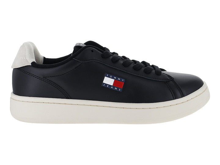 Tenis casuales Tommy Hilfiger color negro con suela blanca y logotipo frontal.