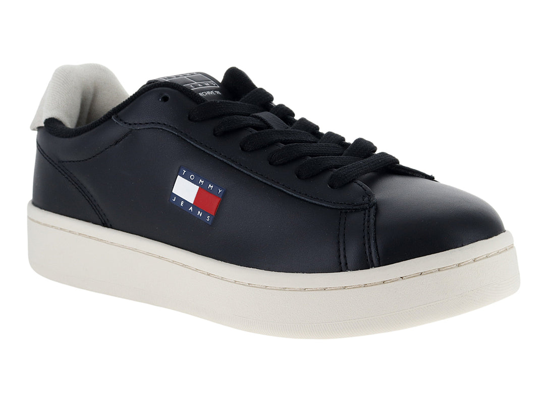 Tenis casuales Tommy Hilfiger color negro con suela blanca y logotipo frontal.