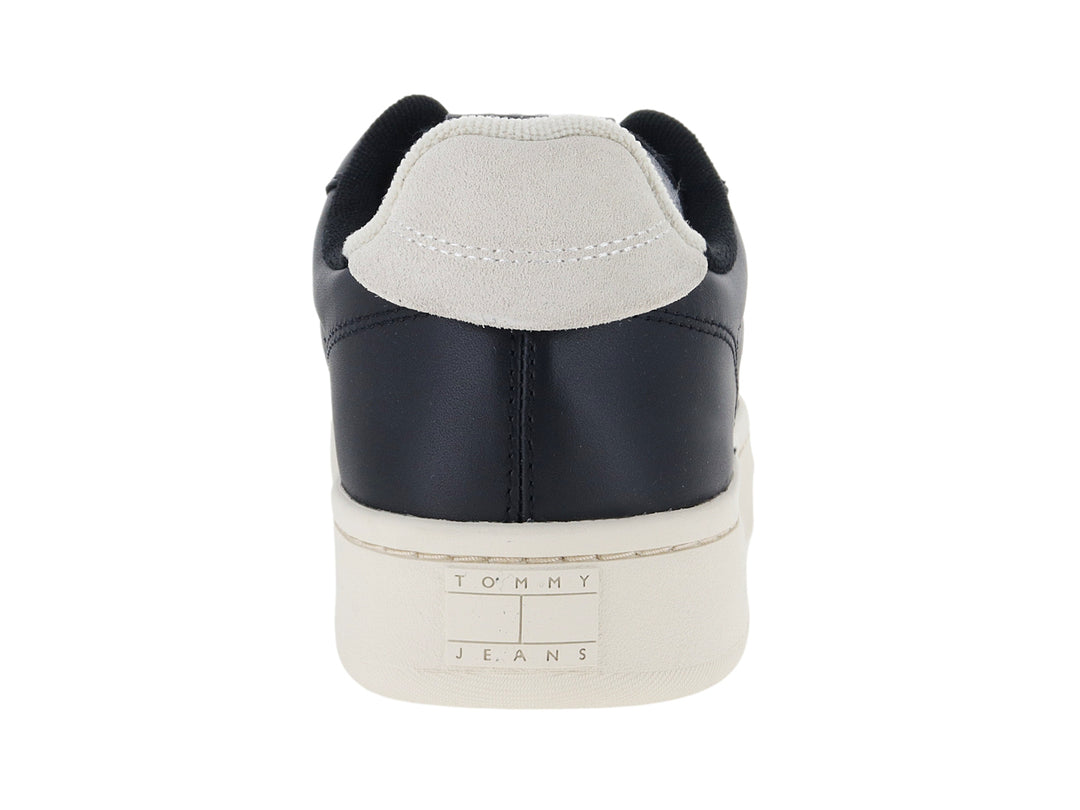Tenis casuales Tommy Hilfiger color negro con suela blanca y logotipo frontal.