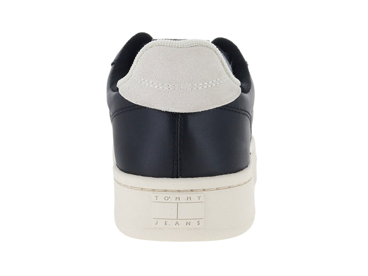 Tenis casuales Tommy Hilfiger color negro con suela blanca y logotipo frontal.