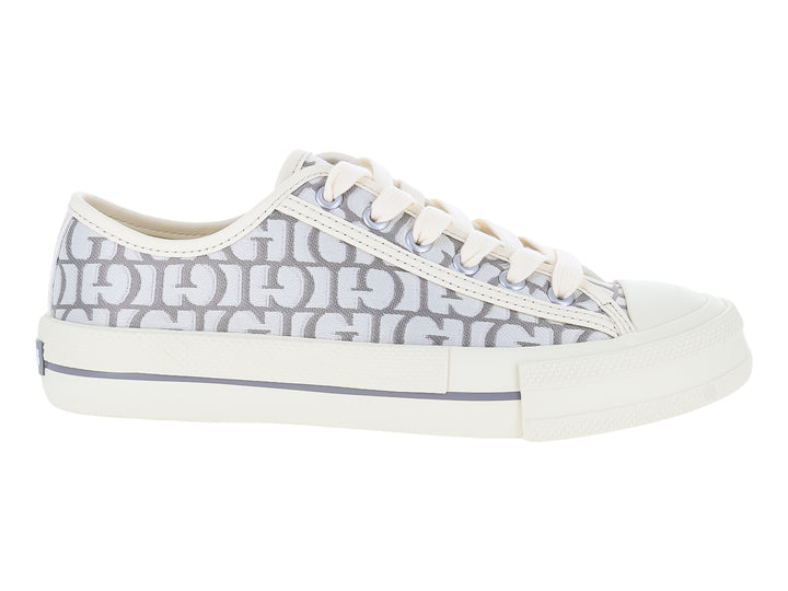 Tenis Guess blancos y grises con estampado de monograma y suela blanca.