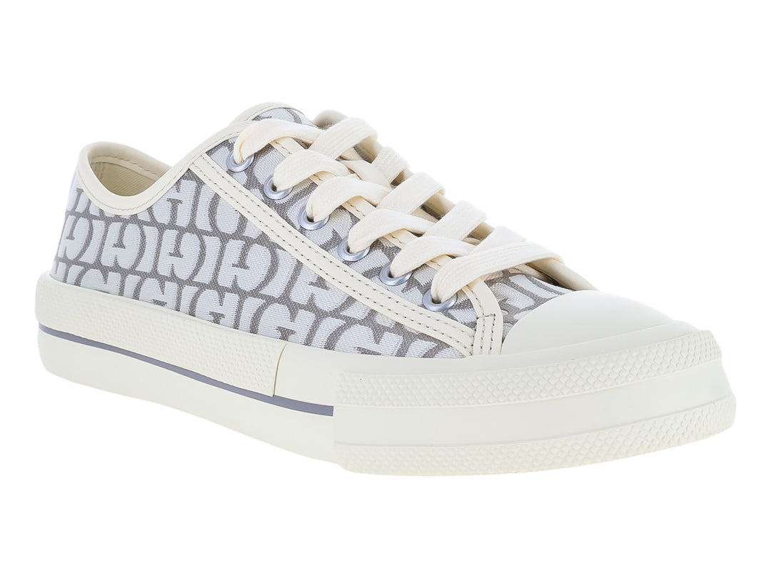 Tenis Guess blancos y grises con estampado de monograma y suela blanca.