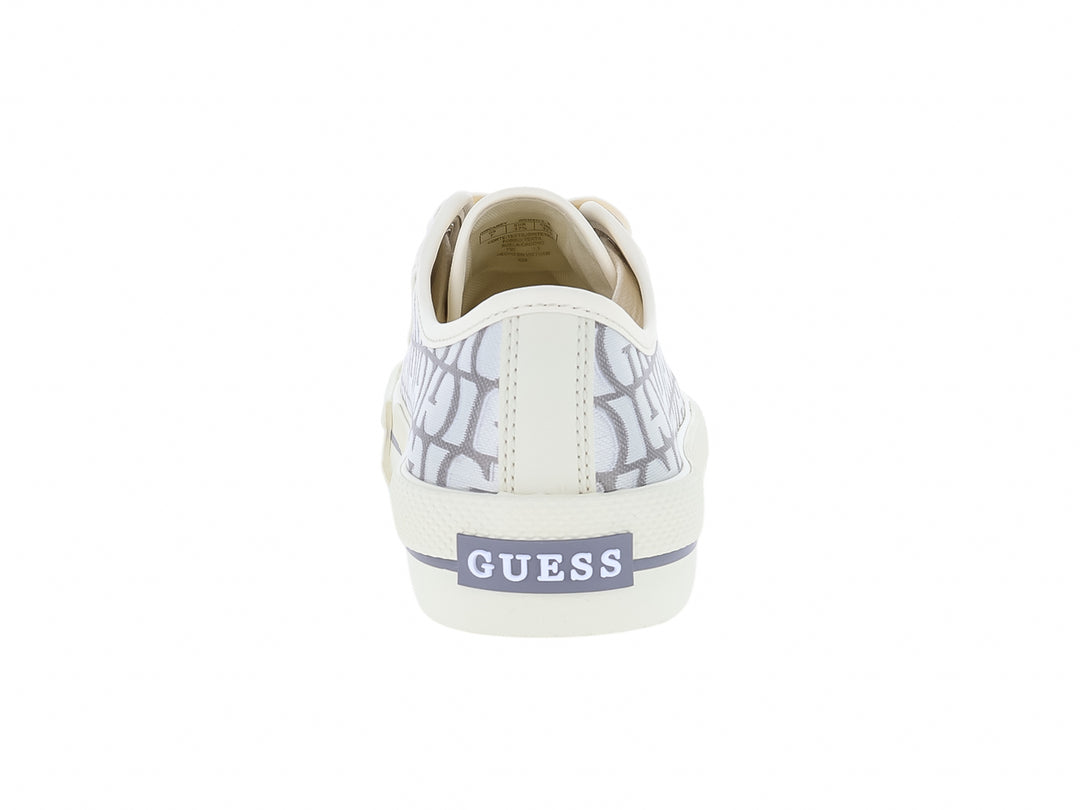 Tenis Guess blancos y grises con estampado de monograma y suela blanca.