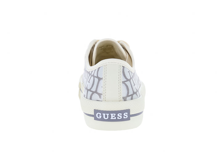 Tenis Guess blancos y grises con estampado de monograma y suela blanca.