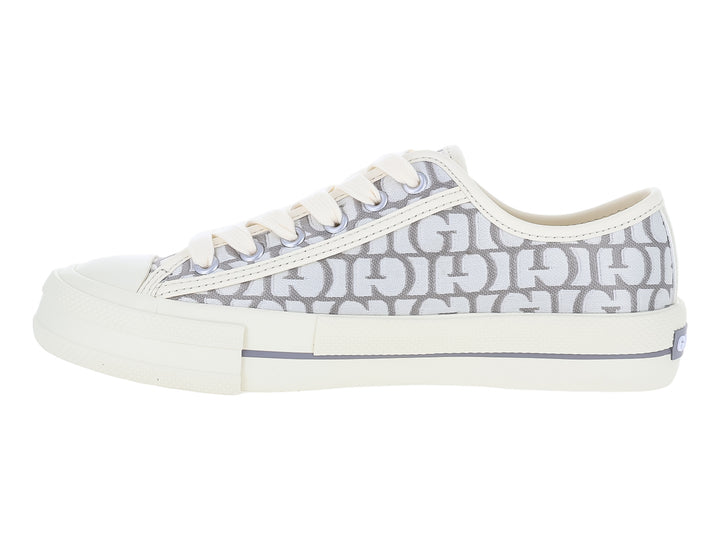 Tenis Guess blancos y grises con estampado de monograma y suela blanca.
