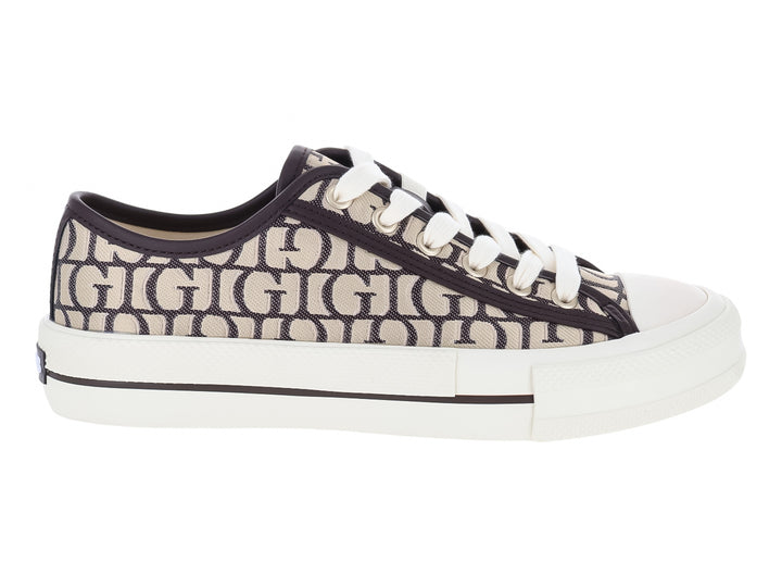 Tenis Guess para mujer con estampado de monograma en marrón y beige, cordones y suela blanca.