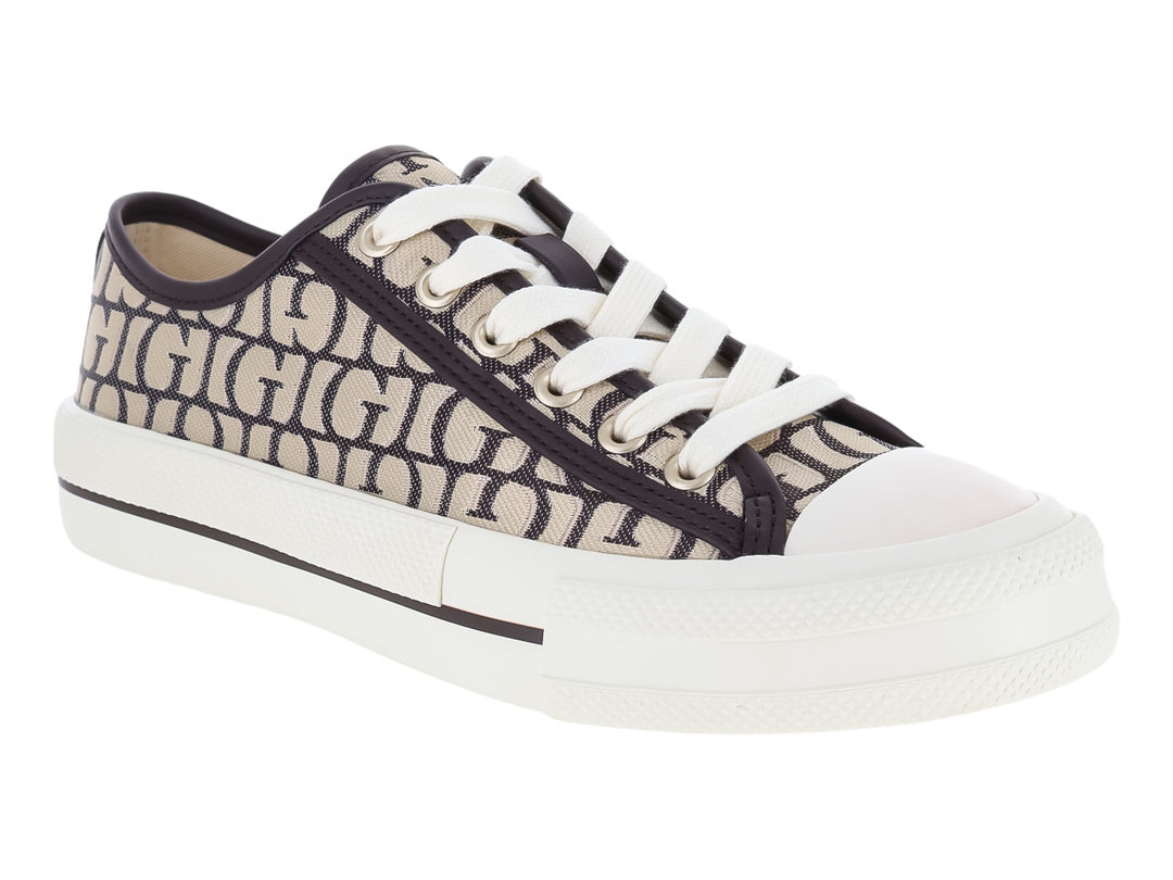 Tenis Guess para mujer con estampado de monograma en marrón y beige, cordones y suela blanca.