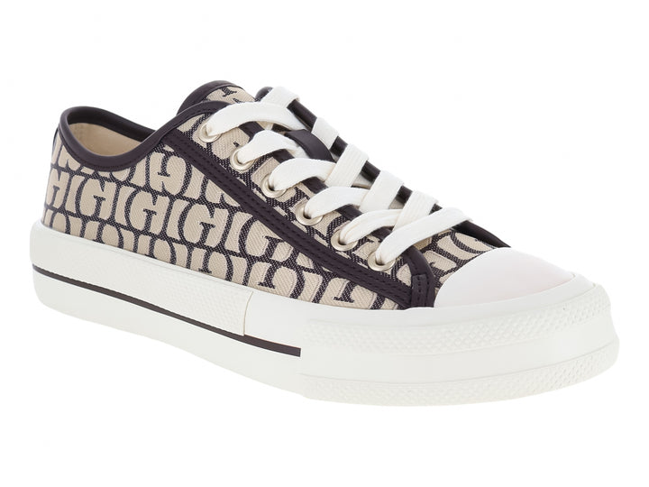 Tenis Guess para mujer con estampado de monograma en marrón y beige, cordones y suela blanca.