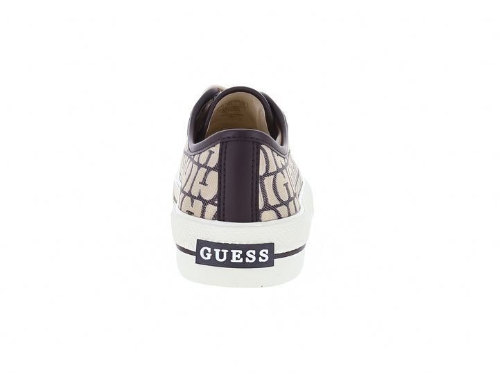 Tenis Guess para mujer con estampado de monograma en marrón y beige, cordones y suela blanca.