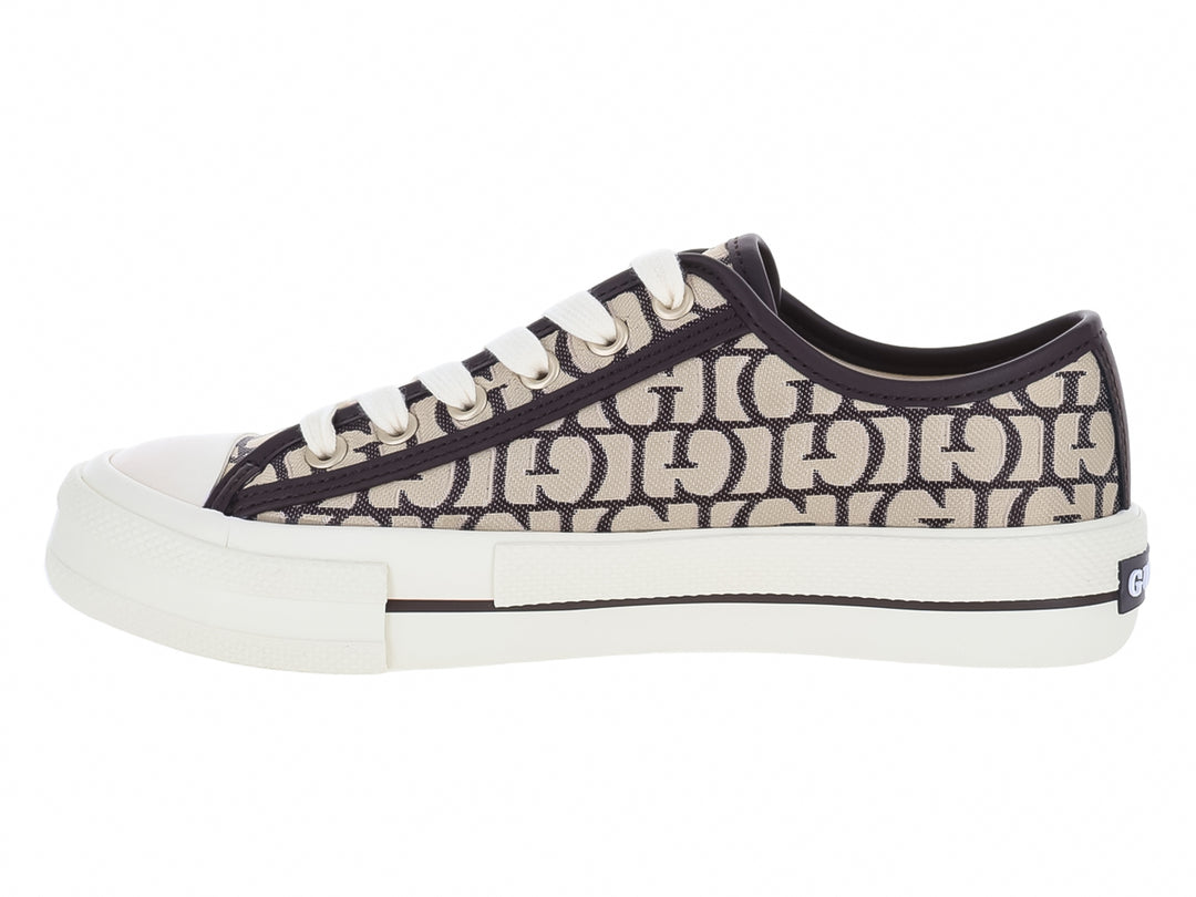 Tenis Guess para mujer con estampado de monograma en marrón y beige, cordones y suela blanca.