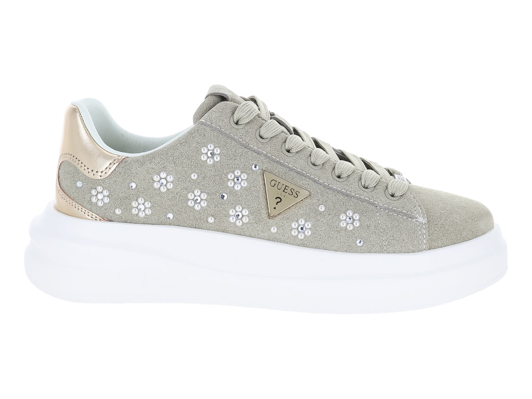 Tenis Guess color taupe para mujer con detalles de pedrería y suela blanca ancha.