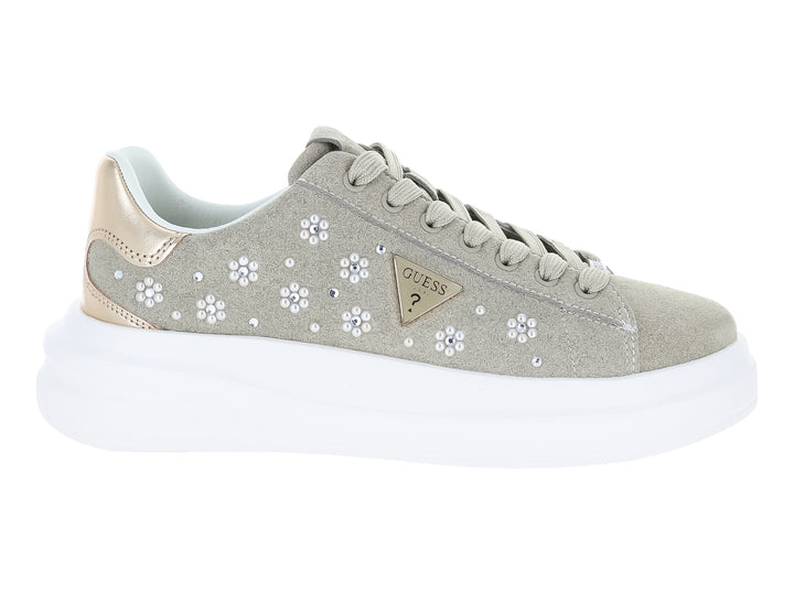 Tenis Guess color taupe para mujer con detalles de pedrería y suela blanca ancha.