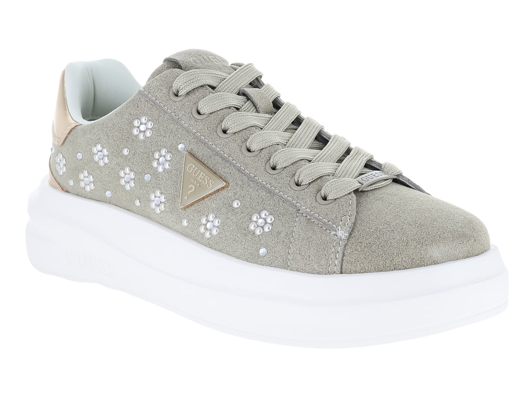 Tenis Guess color taupe para mujer con detalles de pedrería y suela blanca ancha.