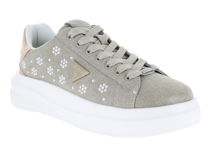 Tenis Guess color taupe para mujer con detalles de pedrería y suela blanca ancha.