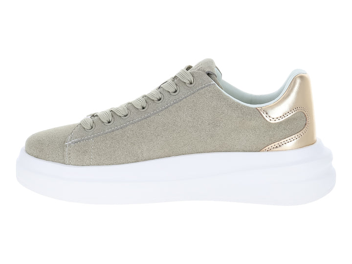 Tenis Guess color taupe para mujer con detalles de pedrería y suela blanca ancha.