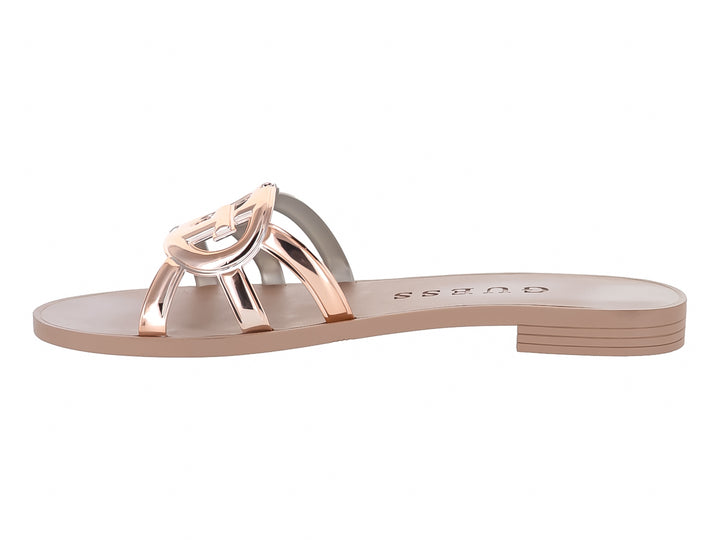 Sandalias planas Guess en color rose gold con tiras brillantes y suela plana.