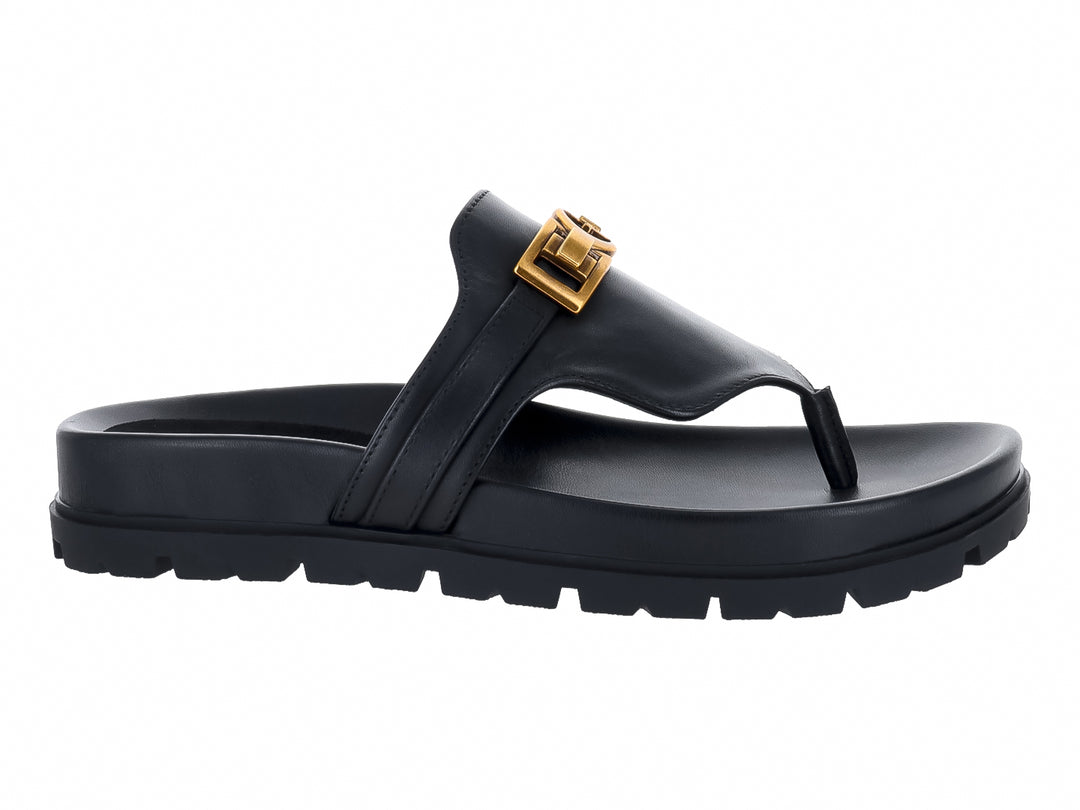 Sandalias negras de dedo GUESS con plataforma gruesa y hebilla dorada.