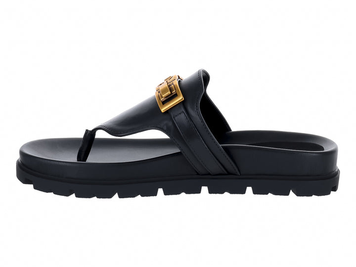 Sandalias negras de dedo GUESS con plataforma gruesa y hebilla dorada.