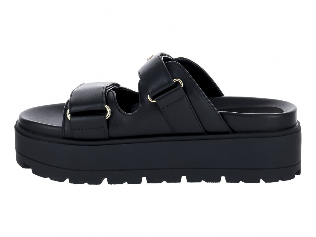 Sandalias de plataforma color negro marca GUESS con suela gruesa y correas ajustables.