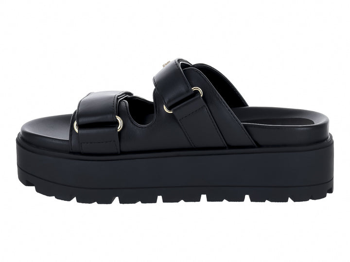 Sandalias de plataforma color negro marca GUESS con suela gruesa y correas ajustables.