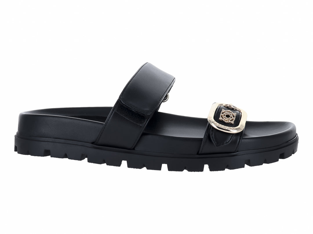 Sandalias negras Guess con suela track gruesa y hebilla dorada decorativa.
