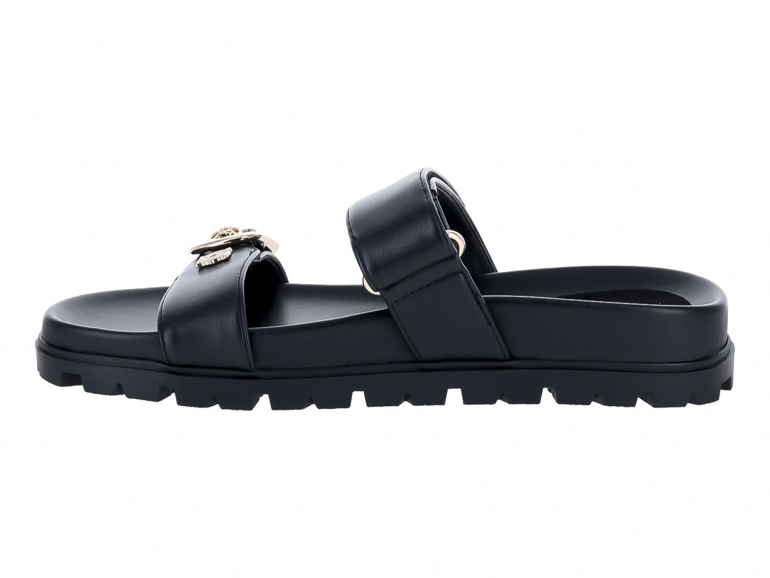 Sandalias negras Guess con suela track gruesa y hebilla dorada decorativa.