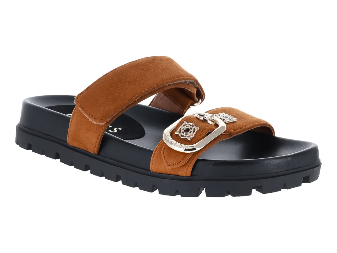 Sandalias Guess color cognac con suela negra gruesa y hebilla dorada para mujer.