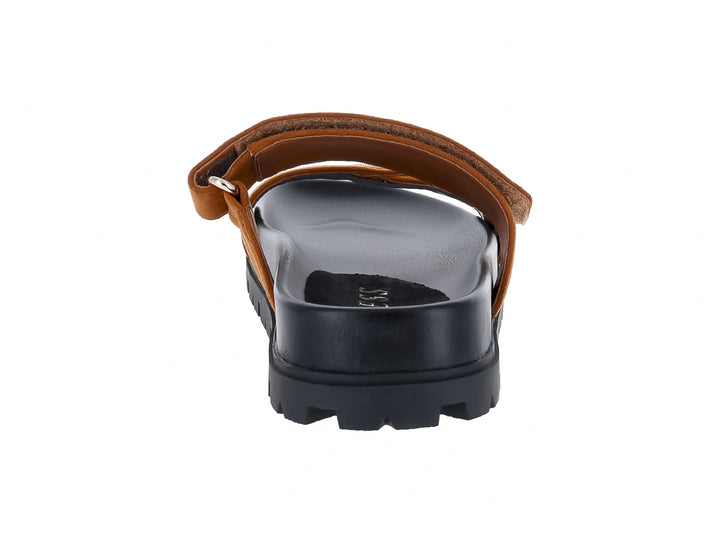 Sandalias Guess color cognac con suela negra gruesa y hebilla dorada para mujer.