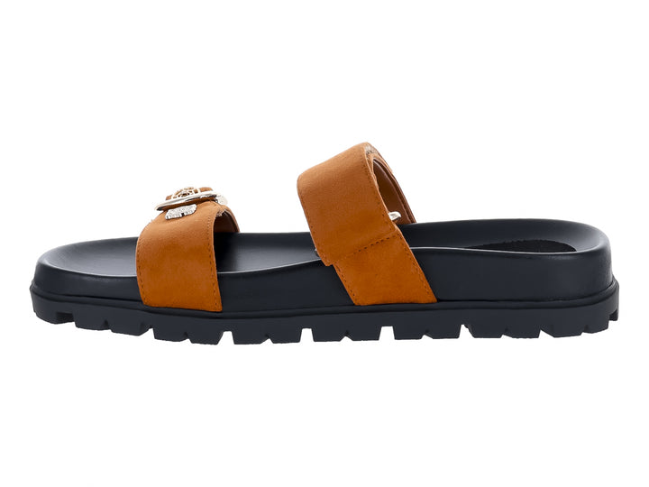 Sandalias Guess color cognac con suela negra gruesa y hebilla dorada para mujer.