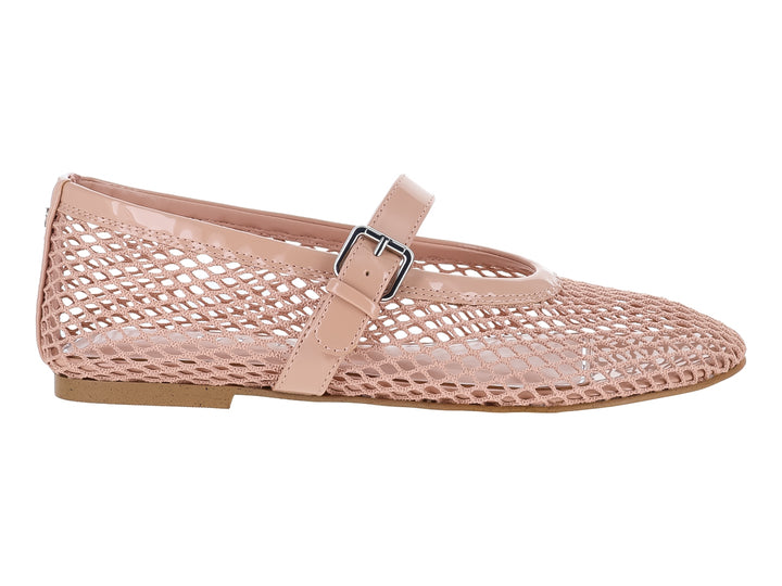 Ballerinas color natural con diseño de malla tejida y correa con hebilla plateada.