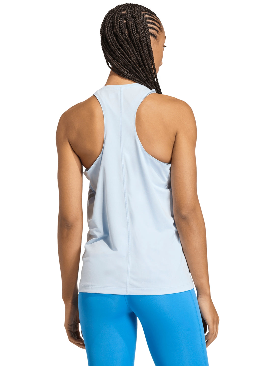 Mujer vistiendo playera deportiva Adidas tank color celeste Crystal Sky.