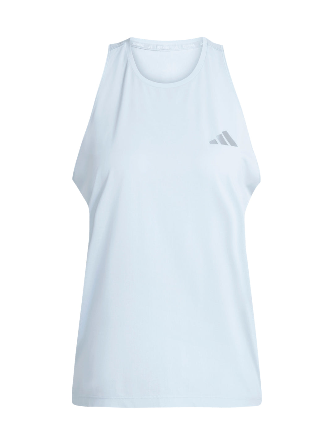 Mujer vistiendo playera deportiva Adidas tank color celeste Crystal Sky.