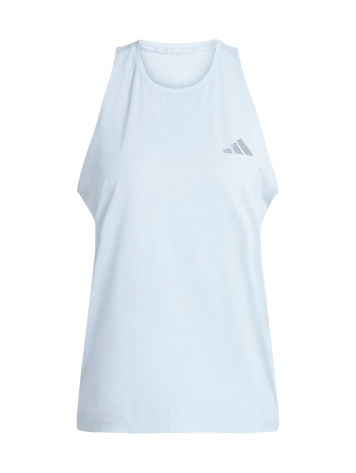 Mujer vistiendo playera deportiva Adidas tank color celeste Crystal Sky.
