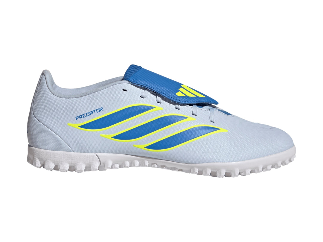 Tenis de fútbol Adidas Predator color gris con detalles azules y amarillos y suela blanca.