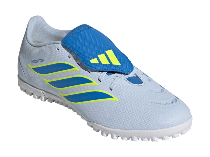Tenis de fútbol Adidas Predator color gris con detalles azules y amarillos y suela blanca.