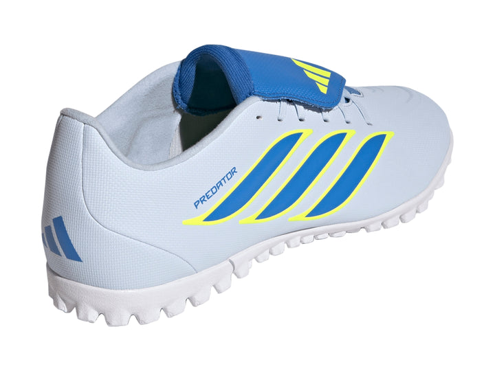 Tenis de fútbol Adidas Predator color gris con detalles azules y amarillos y suela blanca.