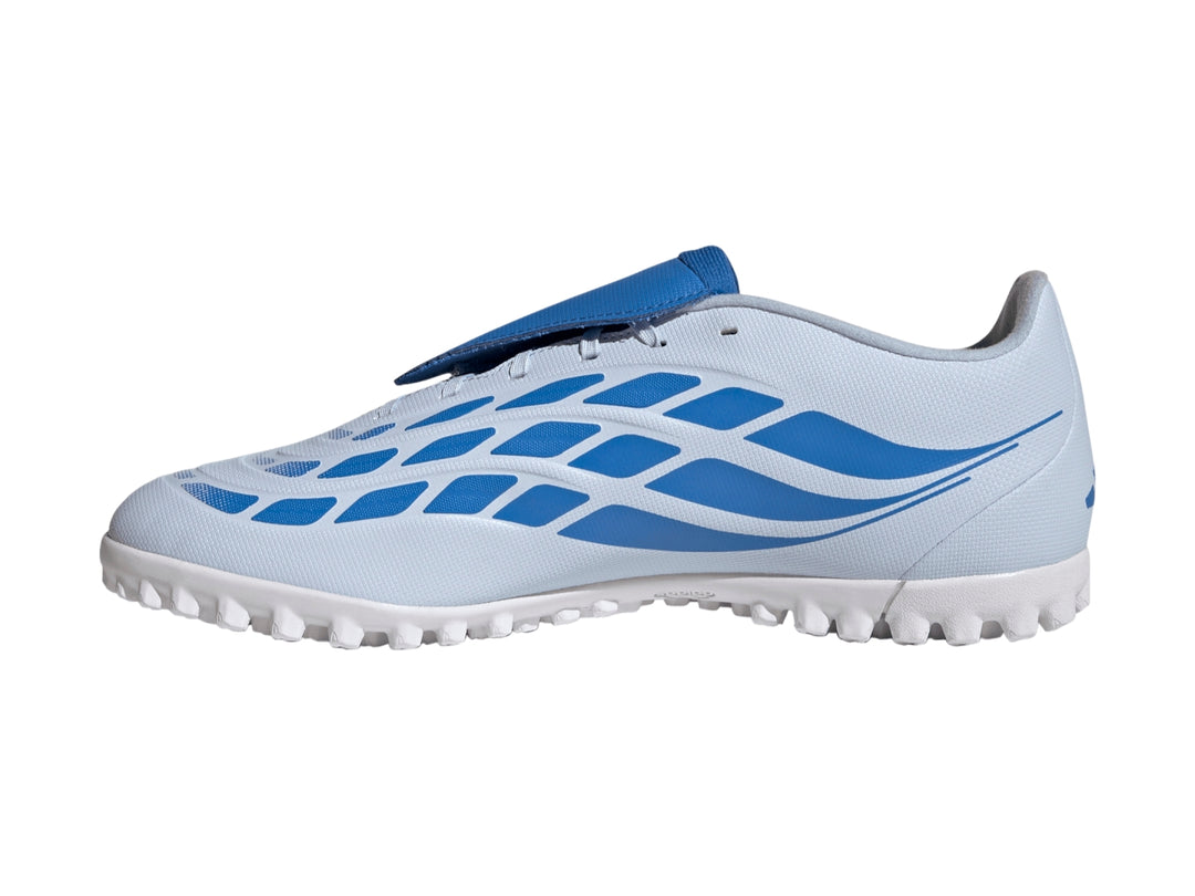 Tenis de fútbol Adidas Predator color gris con detalles azules y amarillos y suela blanca.