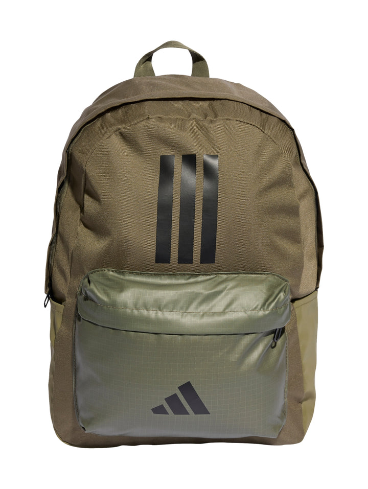 Mochila Adidas color olivo con tres franjas negras verticales y bolsillo frontal.