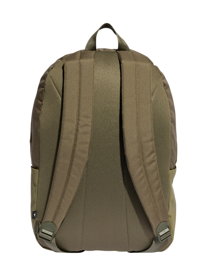 Mochila Adidas color olivo con tres franjas negras verticales y bolsillo frontal.