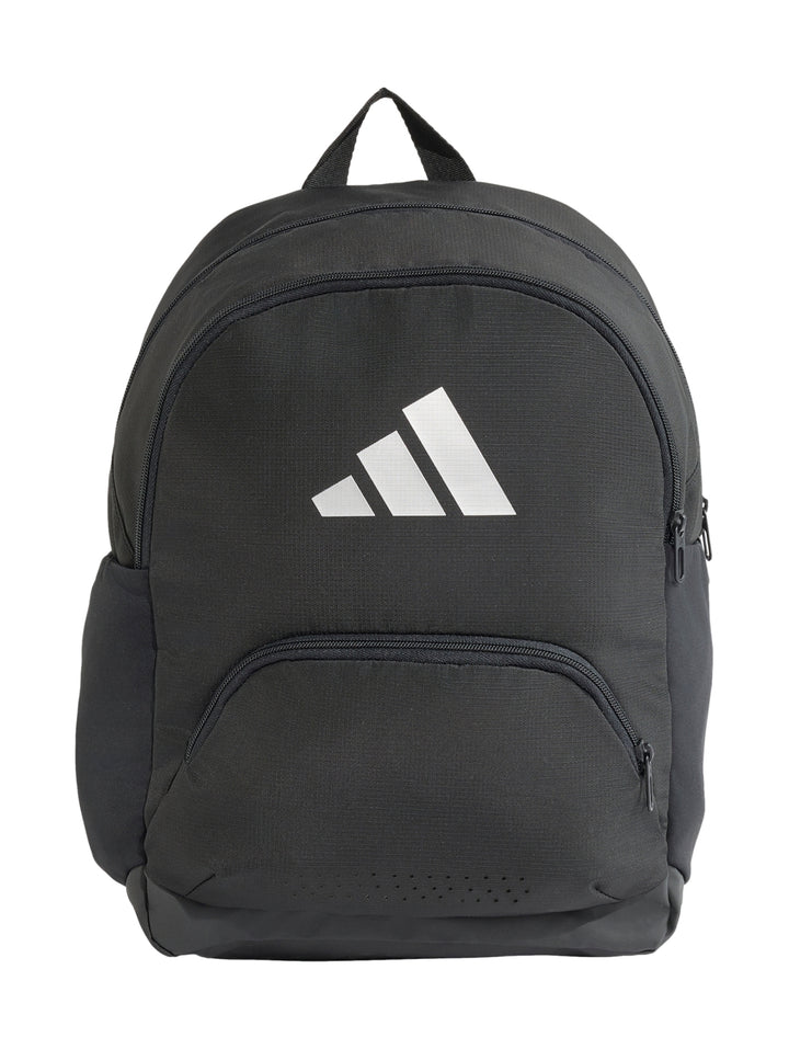 Mochila Adidas color negro con logotipo blanco en el centro y bolsillo frontal.