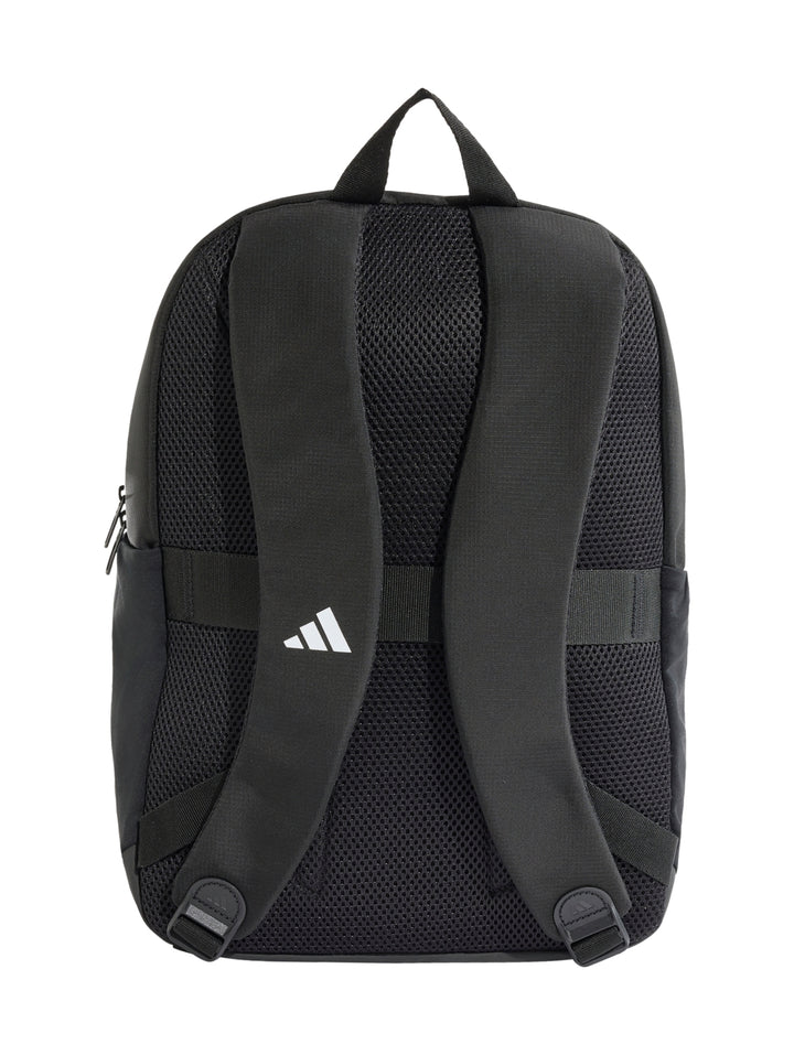 Mochila Adidas color negro con logotipo blanco en el centro y bolsillo frontal.