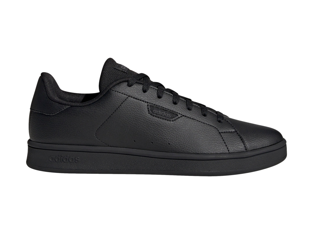 Tenis Adidas Urban Court en color negro total, vista lateral.