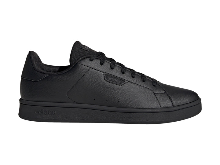 Tenis Adidas Urban Court en color negro total, vista lateral.