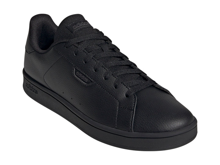 Tenis Adidas Urban Court en color negro total, vista lateral.