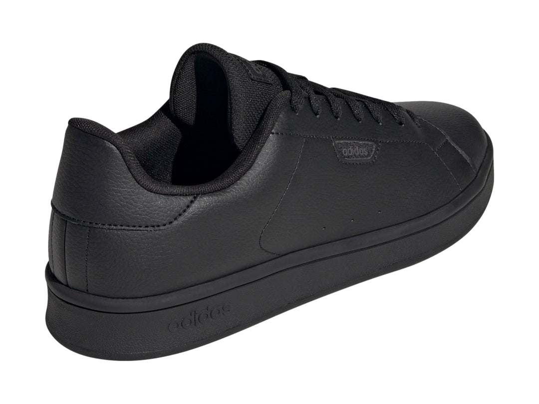 Tenis Adidas Urban Court en color negro total, vista lateral.
