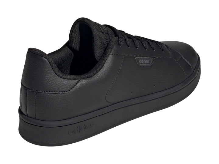 Tenis Adidas Urban Court en color negro total, vista lateral.