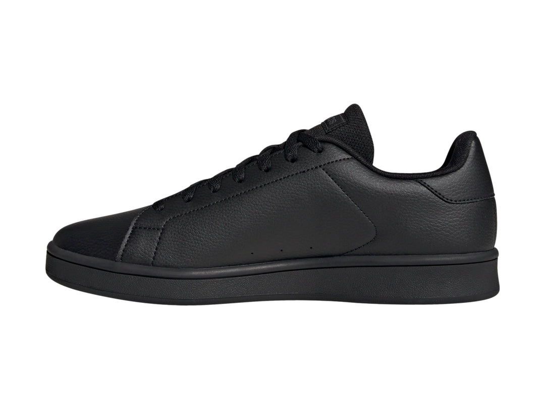 Tenis Adidas Urban Court en color negro total, vista lateral.